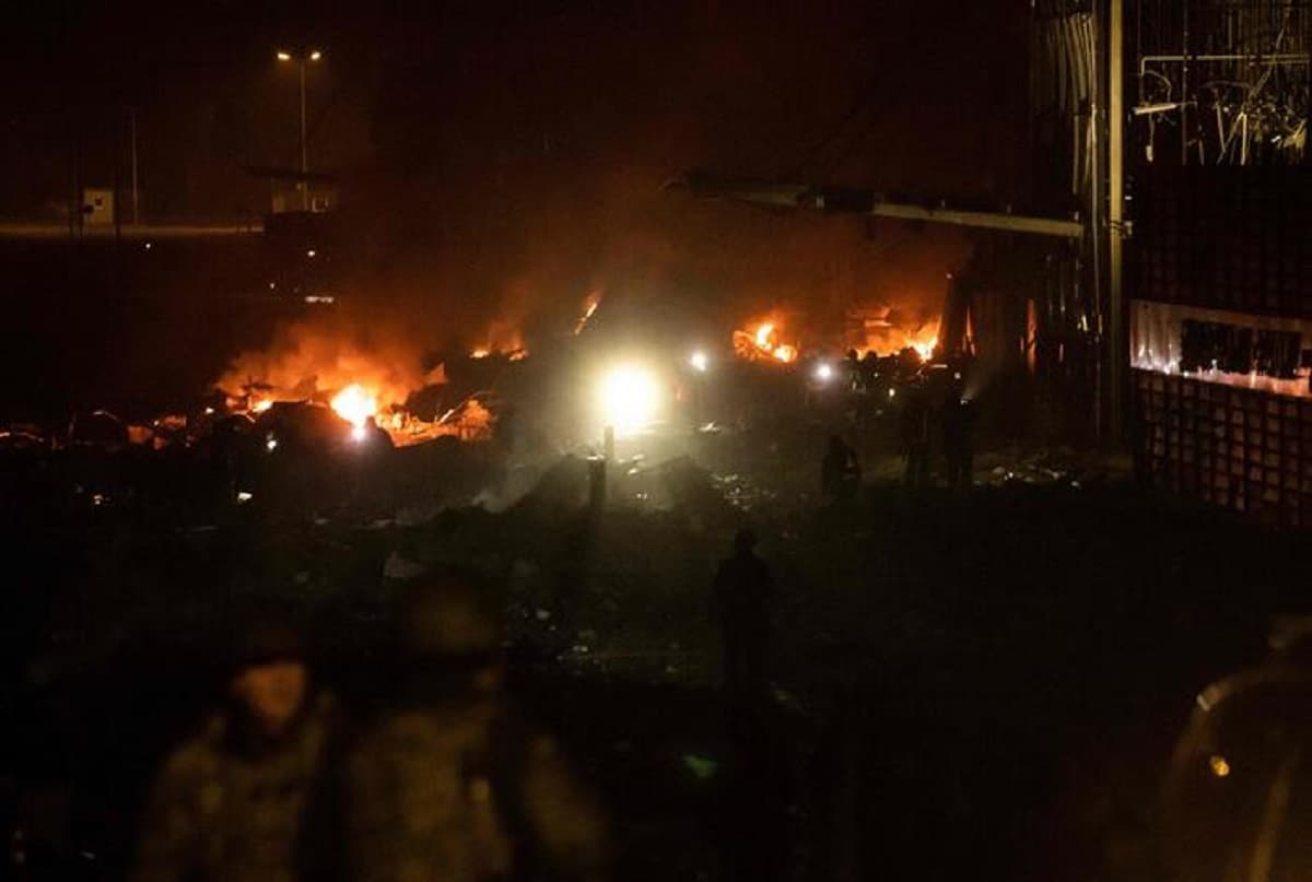 Mariupol resiste, bombe sul centro commerciale a Kiev. Zelensky: Tregua o sarà guerra mondiale
