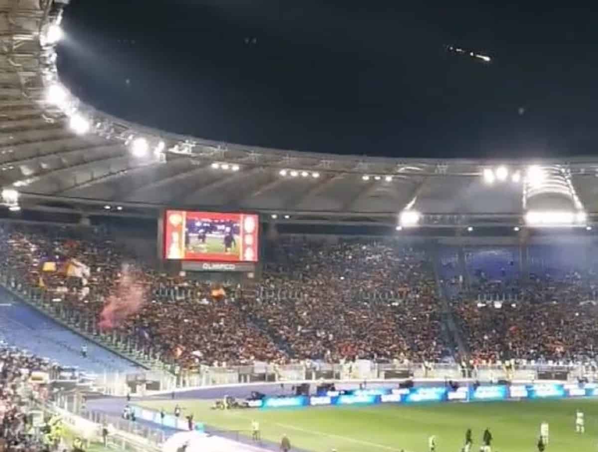 Roma, meteora illumina il cielo sopra lo stadio Olimpico durante Roma-Atalanta VIDEO