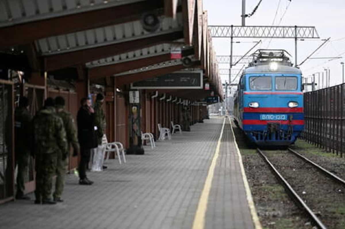 Ucraina, la Russia prepara lo sbarco a Odessa. Cargo estone affonda dopo un'esplosione: 4 dispersi