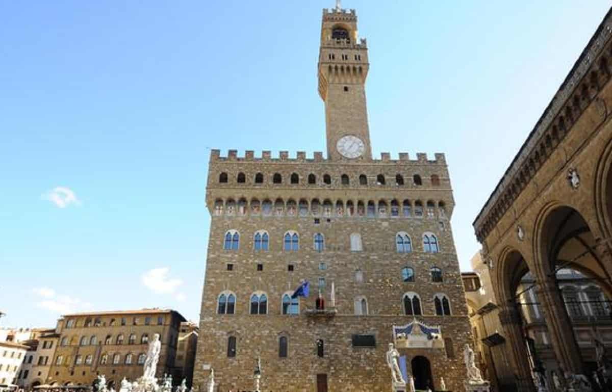 Firenze, fa la pipì sul portone di Palazzo Vecchio: maxi multa da 3.333 euro per un studente 23enne
