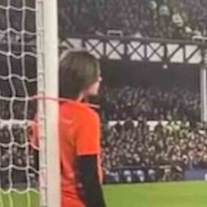 Everton-Newcastle, invade il campo e si lega il collo al palo della porta: la protesta per la crisi climatica VIDEO