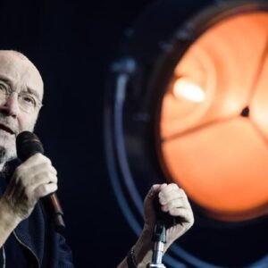 Phil Collins dice addio ai fan: "Ormai non riesco più a suonare dopo gli interventi alla schiena"