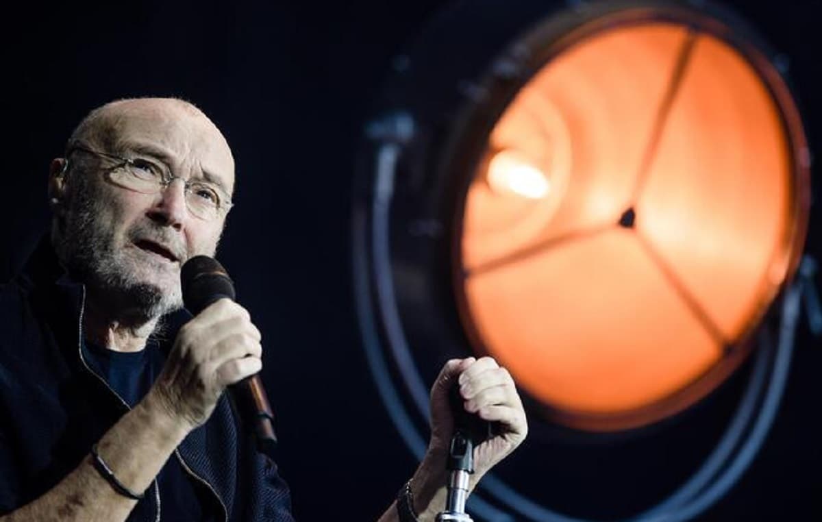Phil Collins dice addio ai fan: "Ormai non riesco più a suonare dopo gli interventi alla schiena"
