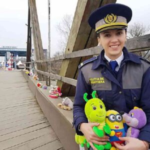 Guerra in Ucraina, il ponte di peluche per accogliere i bimbi in fuga dalla bombe FOTO