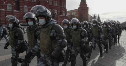 Russia, manifestazioni contro la guerra in Ucraina: oltre 4mila arresti. Pestaggi della polizia a San Pietroburgo VIDEO