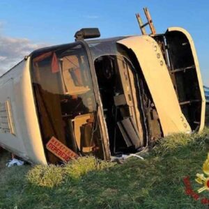 A14, pullman con a bordo cittadini ucraini si ribalta vicino Cesena: morta una donna