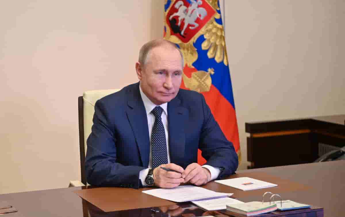 Vladimir Putin è malato? Forse ha il cancro o il morbo di Parkinson, gli indizi sul suo volto