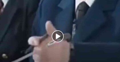 Putin parla, la mano "attraversa" il microfono VIDEO bassa risoluzione o immagini ritoccate?