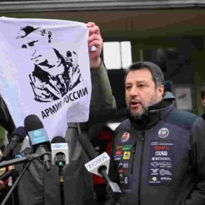 Colmar e Audi si dissociano dalla giacca di Salvini in Polonia: il giubbotto era piena di brand FOTO