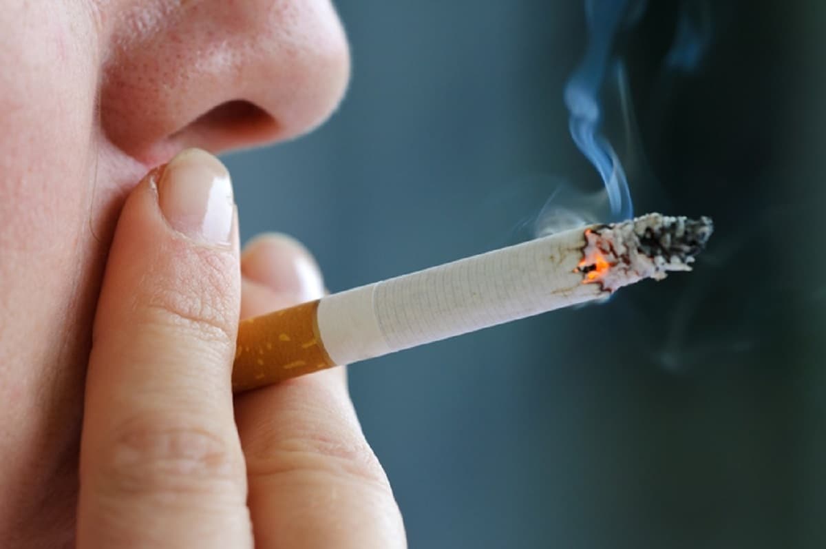 Sigarette, la donna con tre dita della mano da amputare: in cancrena a causa del fumo