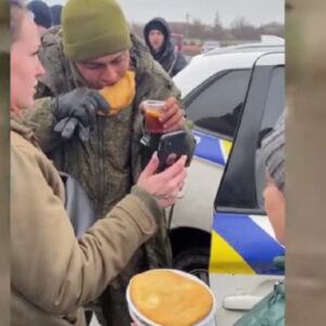 Soldato russo in lacrime dopo la resa agli ucraina, una donna gli porta del cibo VIDEO