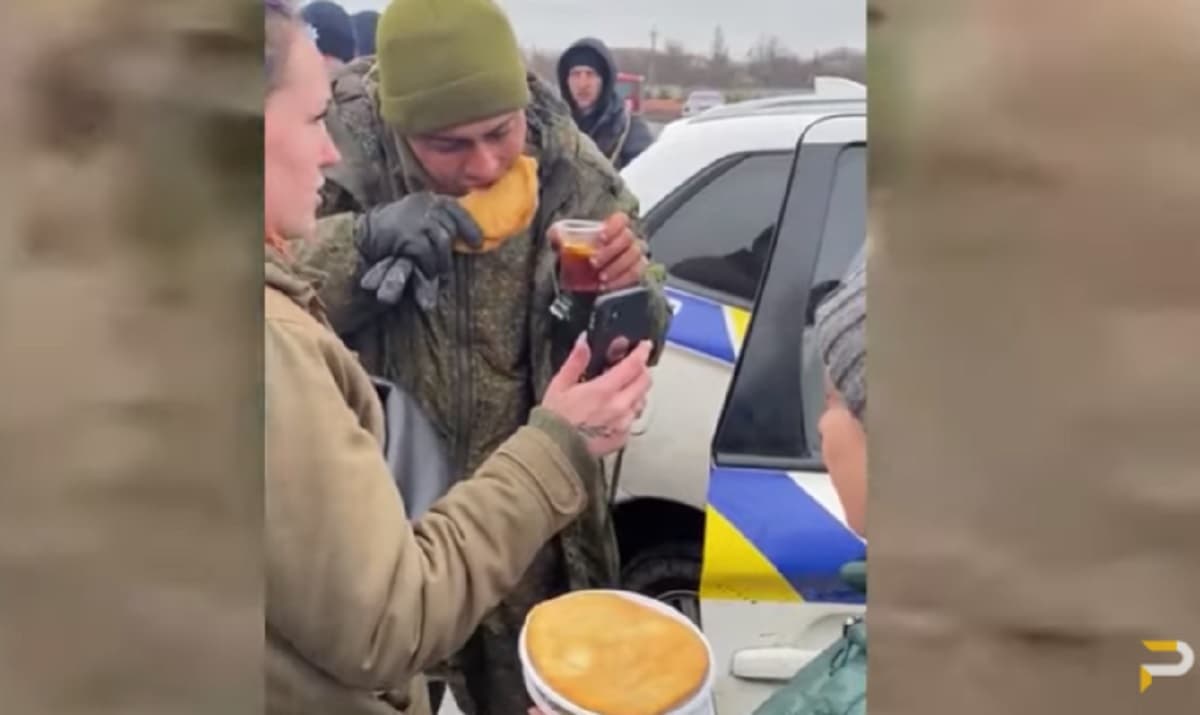 Soldato russo in lacrime dopo la resa agli ucraina, una donna gli porta del cibo VIDEO