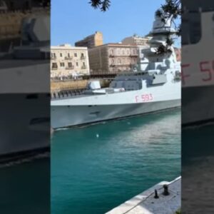 Taranto, nave del Carabiniere contestata dai pacifisti: sassate e insulti VIDEO