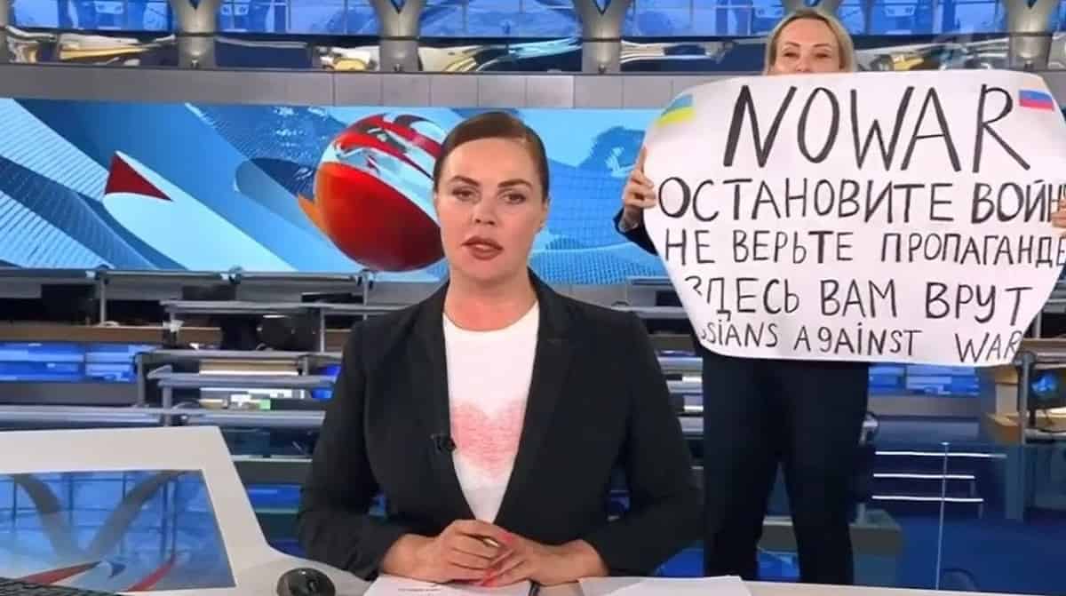 Russia, ha contestato la guerra in diretta tv: scomparsa la giornalista Marina Ovsyannikova