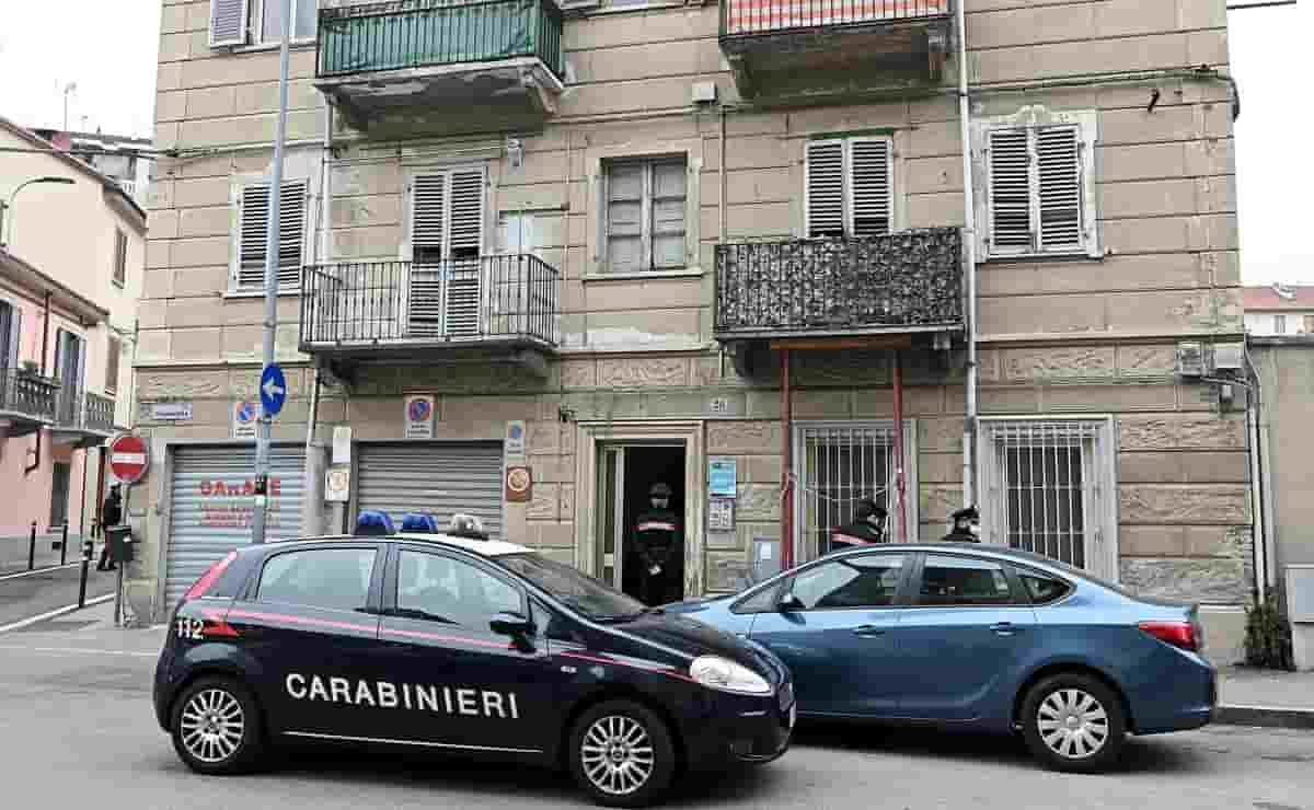 Torino, trovato cadavere di un uomo su un ballatoio: malore per soffocamento