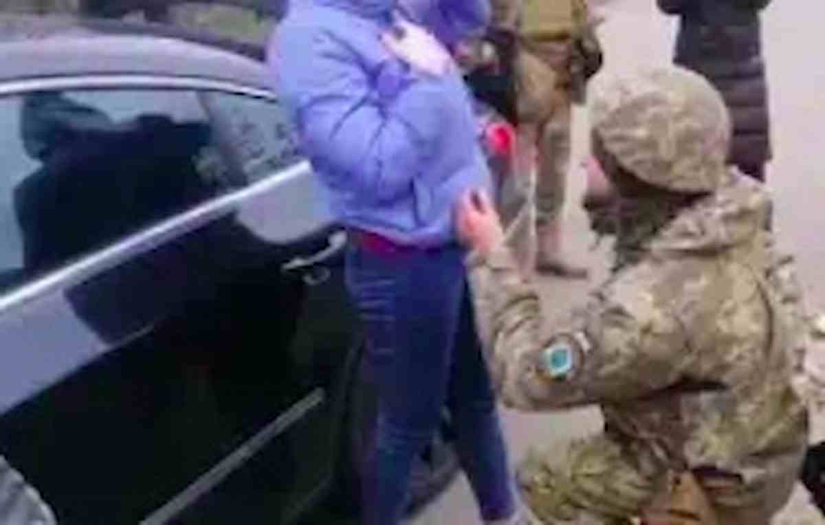 Guerra in Ucraina, la proposta di matrimonio del soldato al checkpoint che commuove tutti VIDEO