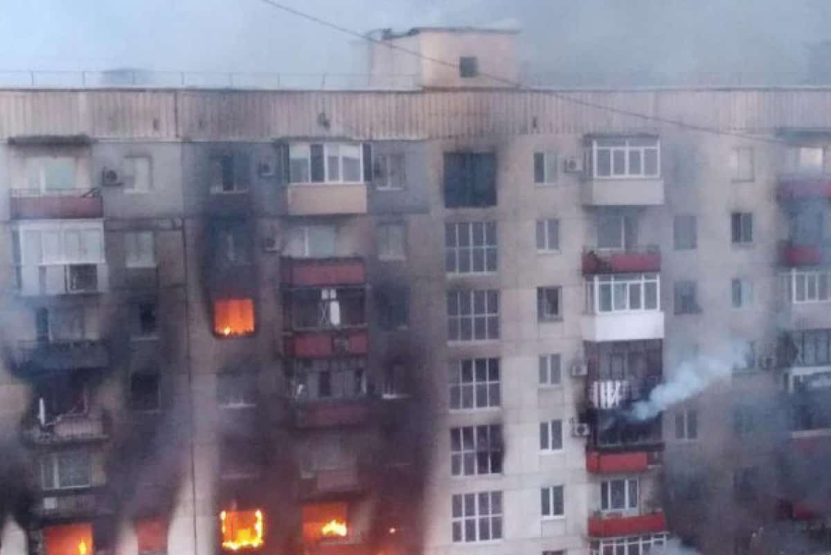 Ucraina, i 10 civili uccisi dai russi mentre erano in coda per prendere il pane a Chernihiv