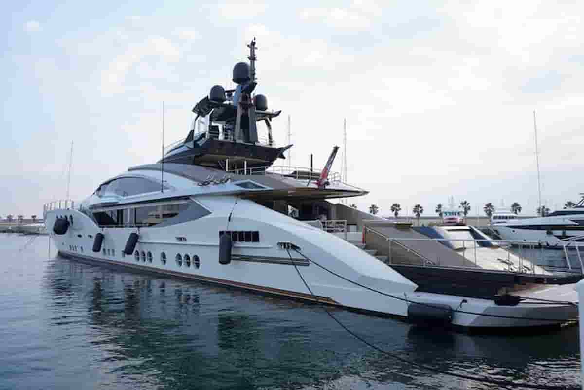 Yacht di Putin a Marina di Carrara? Mega panfilo ormeggiato nel Tirreno, il Nyt insinua il dubbio