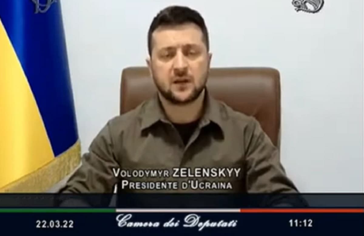 Il discorso di Zelensky: "Immaginate Mauriupol come una Genova completamente bruciata" VIDEO