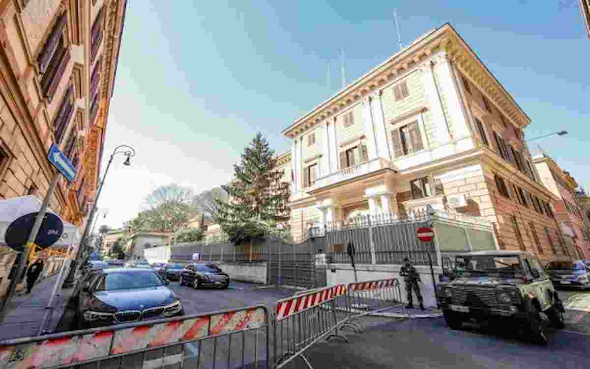 Russi nel mirino in Italia: vernice rossa all'ambasciata e molotov contro la villa di un costruttore russo