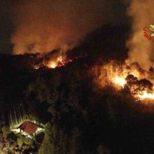 Incendio ad Angera (Varese): 9 ettari di bosco distrutti sul monte San Quirico, 50 persone sgomberate nella notte