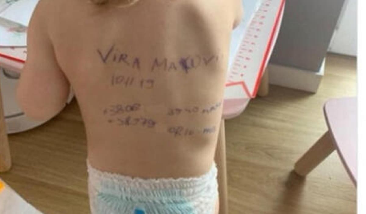 Bambini ucraini con nome e numeri di telefono sulla schiena in caso di morte dei genitori