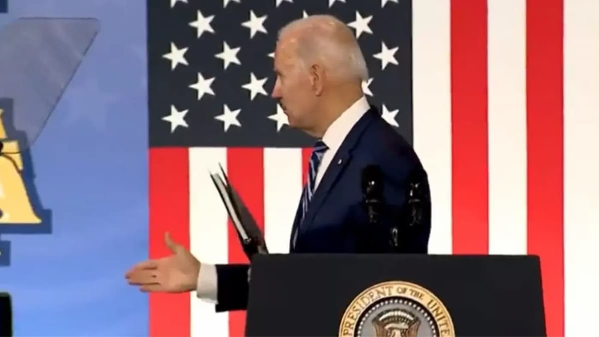 Joe Biden, ultima gaffe: finito il discorso stringe la mano... a chi? Al  vento? All'amico immaginario? VIDEO