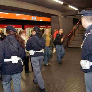 Milano, 11 borseggiatrici fermate in metro: sono tutte incinte. Niente carcere, solo Daspo urbano