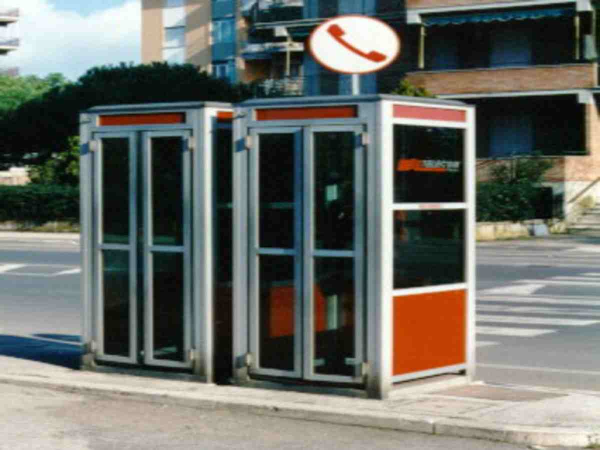 cabina telefonica, foto ansa