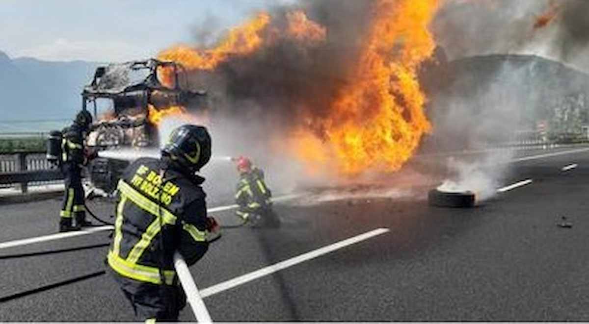 Tir in fiamme sulla A1 tra Orvieto e Attigliano: autostrada riaperta alle 11, traffico in tilt
