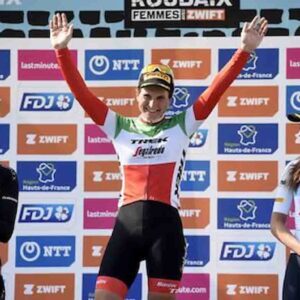 Ciclismo, trionfo di Elisa Longo Borghini nella Parigi-Roubaix femminile. Vittoria con un assolo d’altri tempi