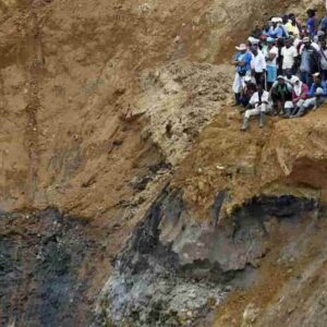 Indonesia, frana in una miniera illegale a Sumatra: travolte e uccise 12 donne. Erano sepolte in una buca di due metri