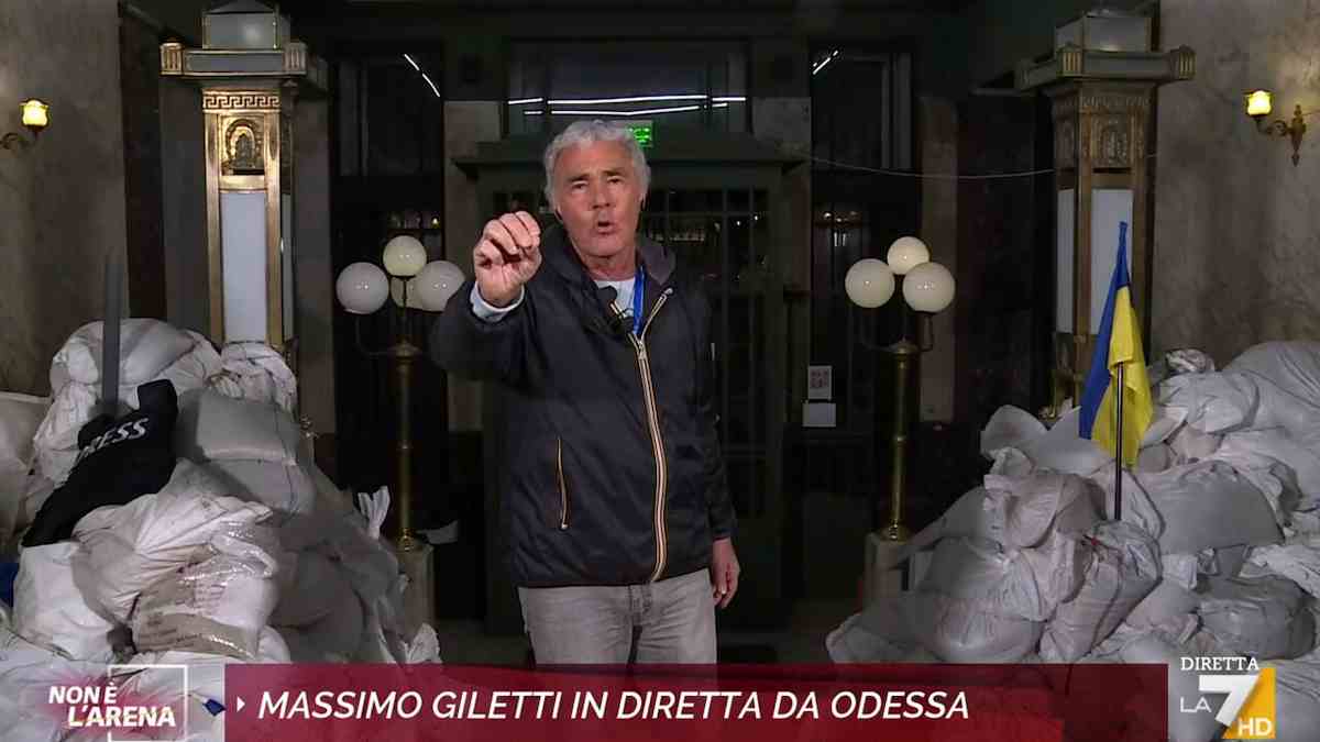 Massimo Giletti torna in Ucraina, sotto le bombe da Odessa. Poi sbotta fuorionda: "Non rompere i cog***ni"