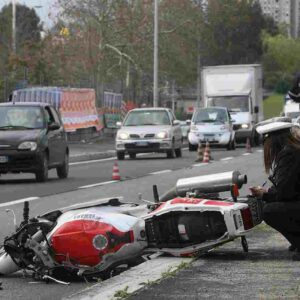 Incidente a Peschiera Del Garda: scontro auto-moto sulla SR249 Gardesana, un morto