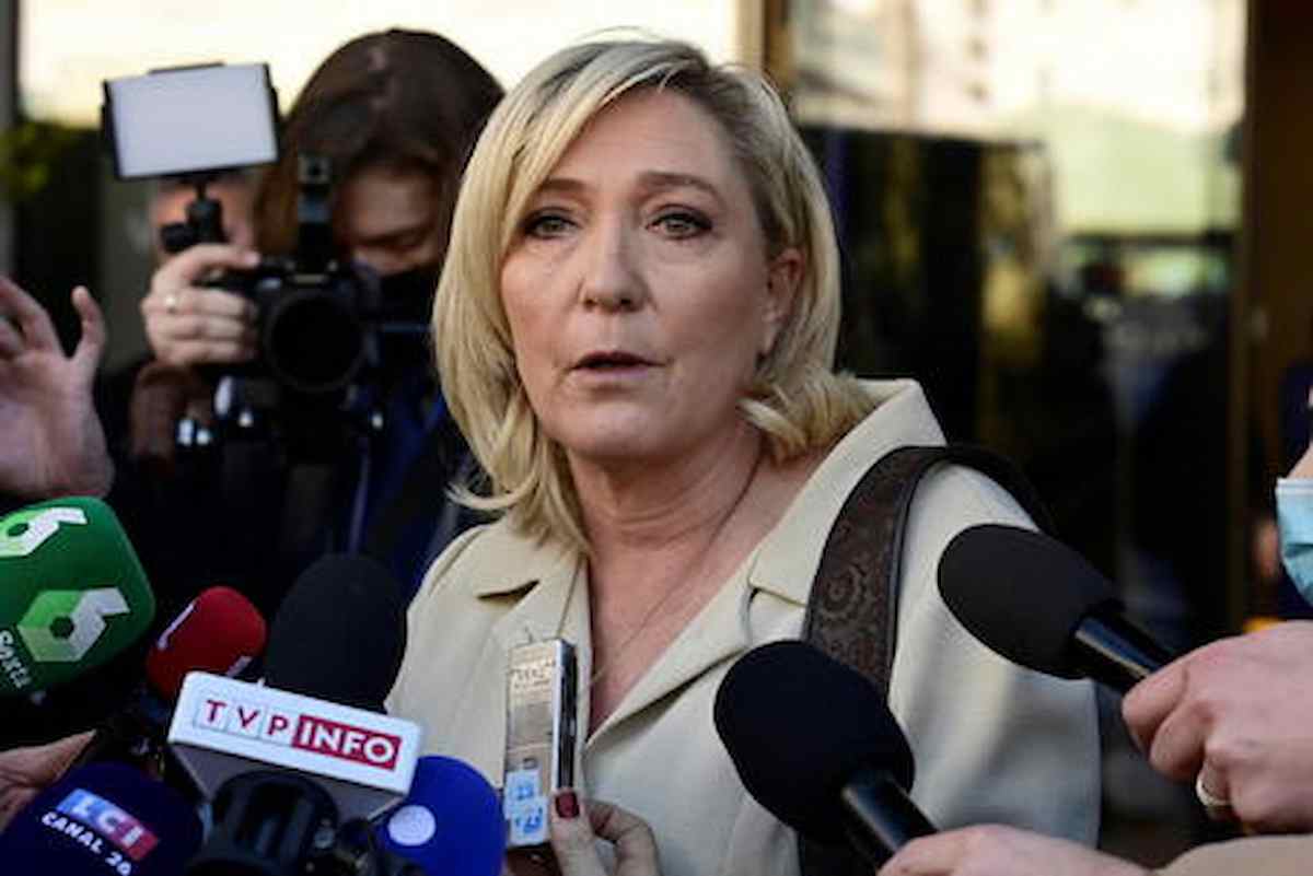 Elezioni in Francia, si prevede ballottaggio Macron-Le Pen: l’estrema destra fa meno paura ed è più pericolosa