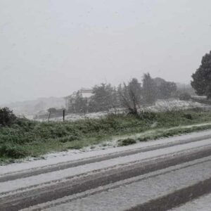 Maltempo: neve in Sardegna e Liguria, grandine e danni in Lombardia, Eolie isolate, mareggiate sul litorale romano