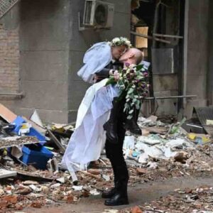 Guerra in Ucraina, il matrimonio tra le macerie a Kharkiv: lei infermiera, lui medico FOTO