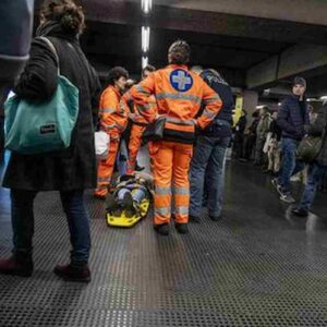 Milano, suicidio in metro: uomo travolto e ucciso a Pagano. Linea M1, treni fermi da Cadorna fino a Lotto e Gambara