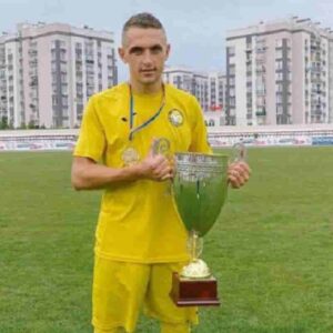 Oleksandr Sukhenko, giocatore ucraino in una fossa comune di Bucha: era insieme ai suoi genitori