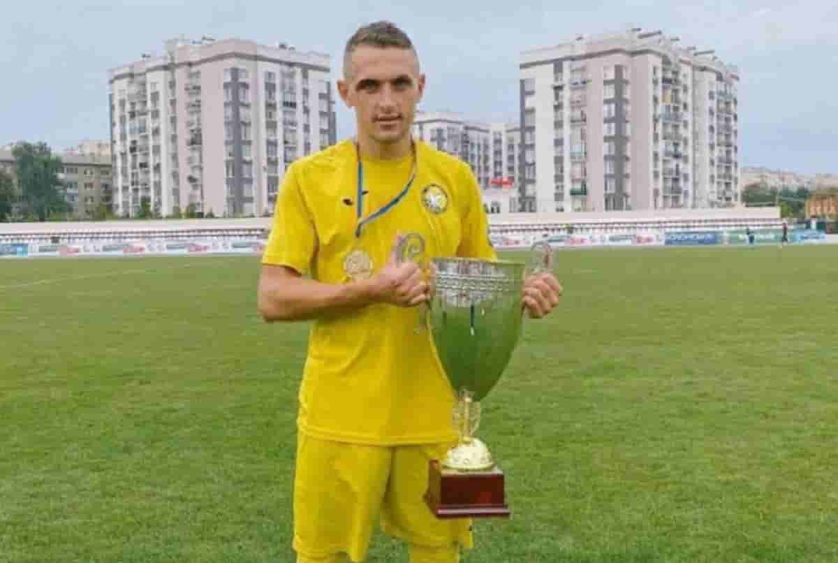 Oleksandr Sukhenko, giocatore ucraino in una fossa comune di Bucha: era insieme ai suoi genitori