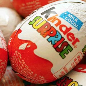 Ovetti Kinder con la salmonella, casi sospetti in Gran Bretagna tra bambini: la Ferrero ritira alcuni lotti