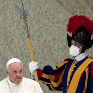 Papa Francesco non può camminare: "Resto seduto, devo obbedire al medico"