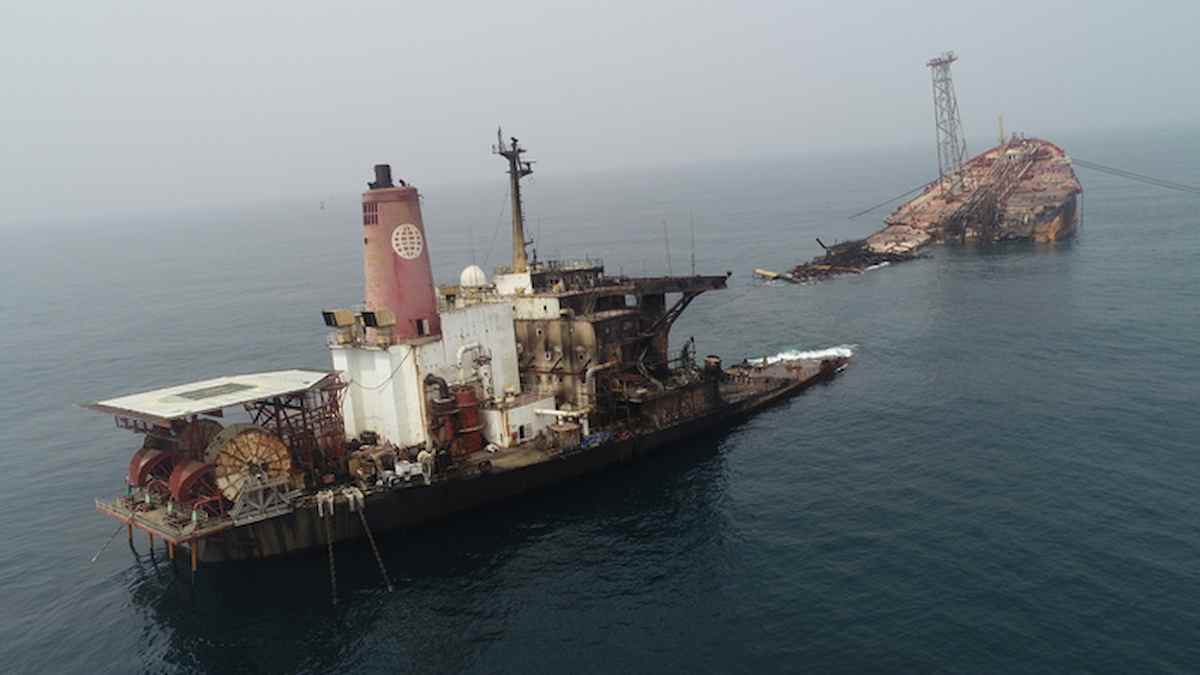 Petroliera affonda al largo della Tunisia con 750 tonnellate di carburante. Allarme disastro ambientale