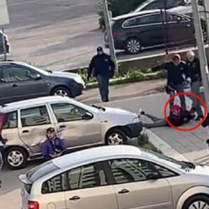 Poliziotto dà un calcio in faccia a un ragazzo bloccato a terra: Stati Uniti? No, Foggia VIDEO
