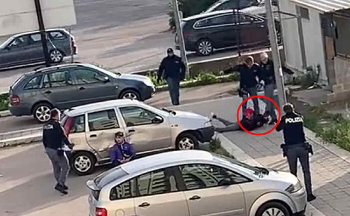 Poliziotto dà un calcio in faccia a un ragazzo bloccato a terra: Stati Uniti? No, Foggia VIDEO