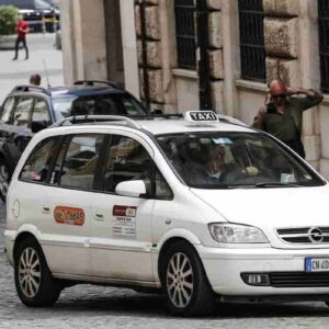 Roma, taxi rossi ed elettrici sul modello dei cab inglesi: un'operazione da 150 milioni di euro