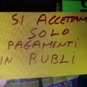 "Si accettano solo pagamenti in rubli", il cartello-provocazione di una tabaccheria di Arezzo