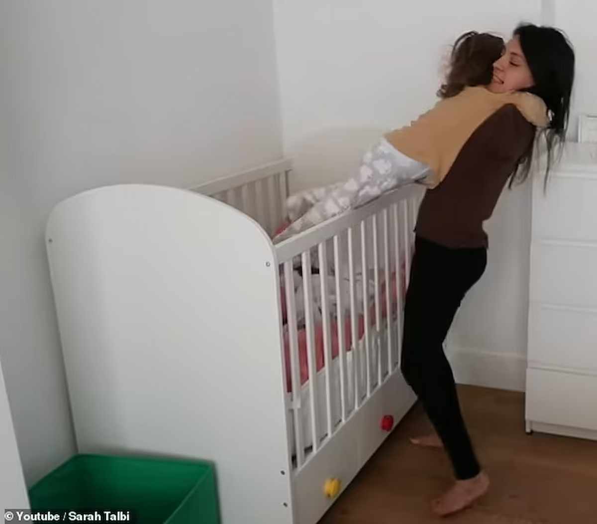 Sarah Talbi, artista belga nata senza braccia racconta la maternità: "Con i piedi posso vestire e lavare mia figlia"