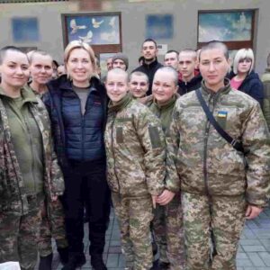 Ucraina, russi hanno rasato a zero le soldatesse rapite "in segno umiliazione, arroganza, disprezzo" FOTO