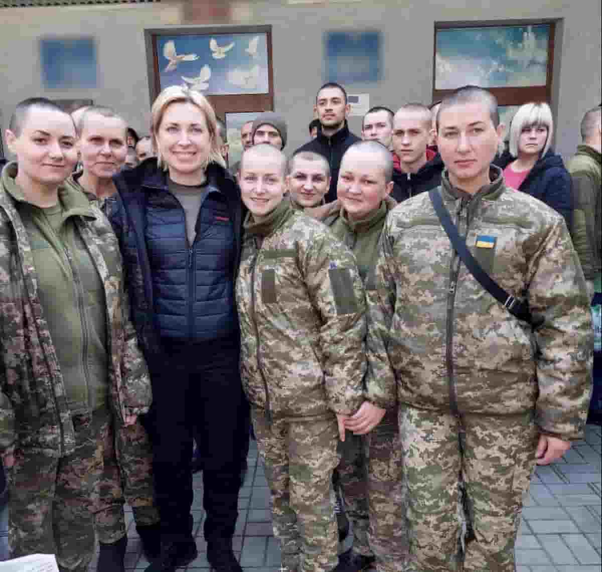 Ucraina, russi hanno rasato a zero le soldatesse rapite "in segno umiliazione, arroganza, disprezzo" FOTO